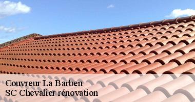 Les travaux de changement de la couverture de la toiture d'un immeuble à La Barben