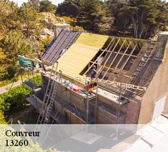 Les travaux de changement de la couverture de la toiture d'un immeuble à Cassis