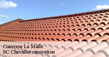 Les travaux de changement de la couverture de la toiture d'un immeuble à La Malle