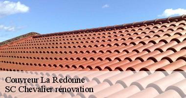 Les travaux de changement de la couverture de la toiture d'un immeuble à La Redonne