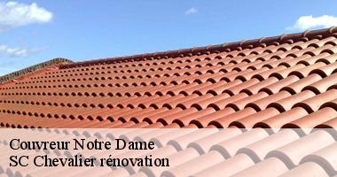Les travaux de changement de la couverture de la toiture d'un immeuble à Notre Dame