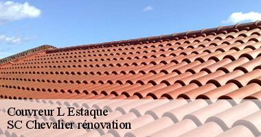 Les travaux de changement de la couverture de la toiture d'un immeuble à L Estaque