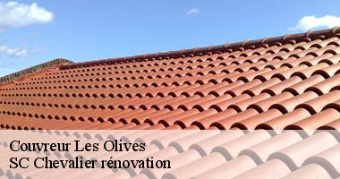 Les travaux de changement de la couverture de la toiture d'un immeuble à Les Olives